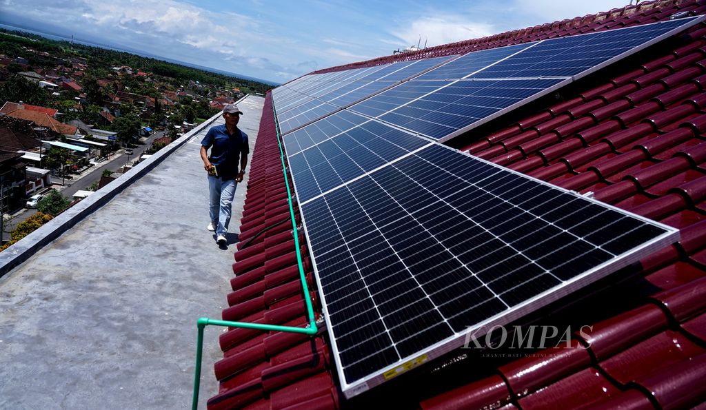 Panel surya yang digunakan sebagai sebagian pemenuhan energi listrik di Hotel Santika Banyuwangi, Banyuwangi, Jawa Timur, Minggu (11/9/2022). Penggunaan panel surya mampu memberi penghematan operasional listrik konvensional sebesar 25 persen.