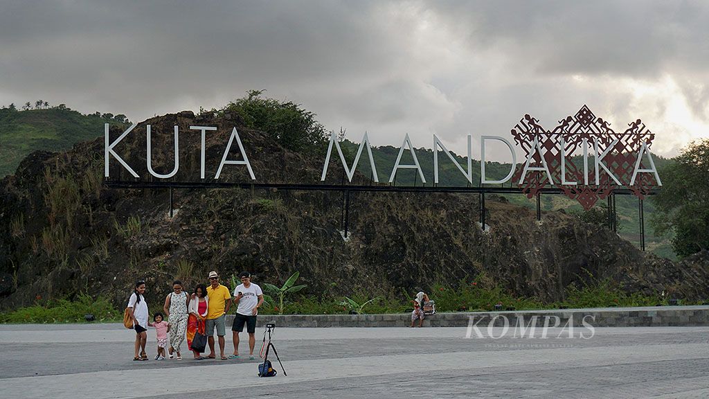 Wisatawan berfoto bersama di Kawasan Ekonomi Khusus Mandalika di Kecamatan Pujut, Kabupaten Lombok Tengah, NTB, Kamis (foto kanan).