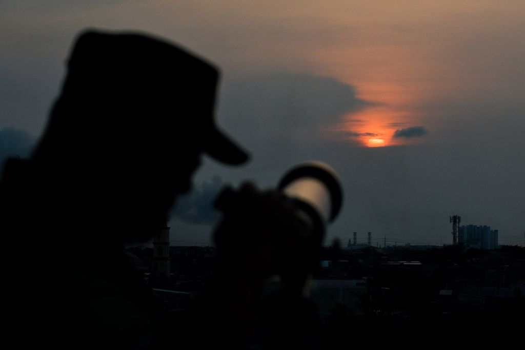 Petugas mengamati posisi ketinggian hilal atau bulan sabit tipis yang terlihat selepas matahari terbenam di Masjid Al-Musyari'in, Jalan Basmol Raya, Jakarta Barat, Rabu (22/3/2023). 