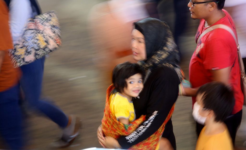 Pengunjung menggendong anak saat stan Jakarta Fair Kemayoran 2022, Sabtu (11/6/2022).