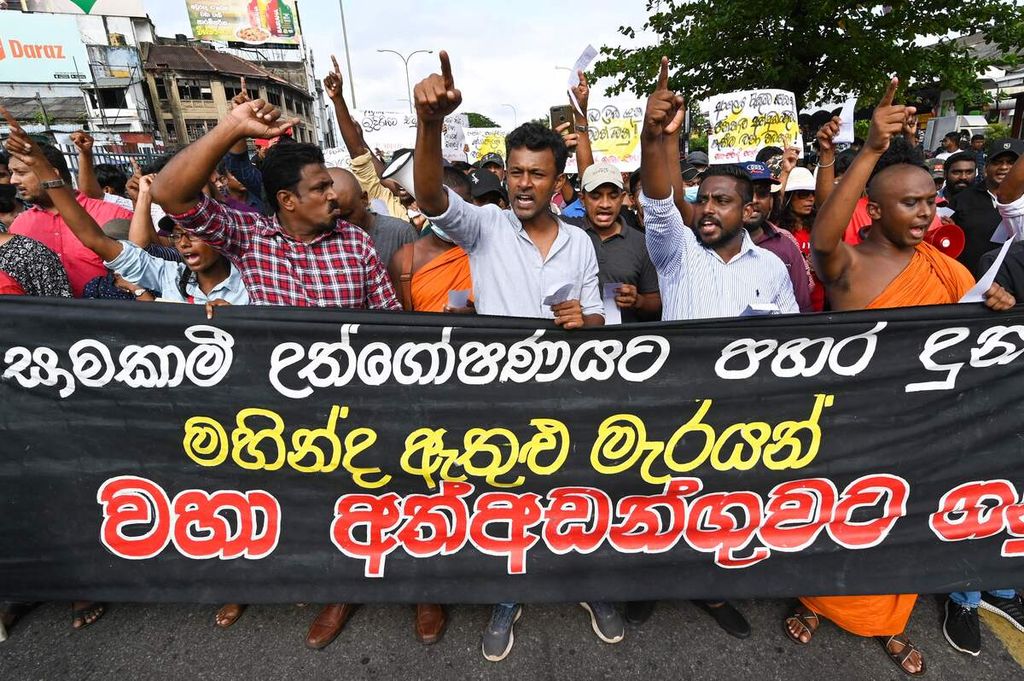 Massa berunjuk rasa memprotes pemerintah di luar Kantor Pusat Kepolisian Sri Lanka di Kolombo, Senin (16/5/2022). (Photo by Ishara S. KODIKARA / AFP)