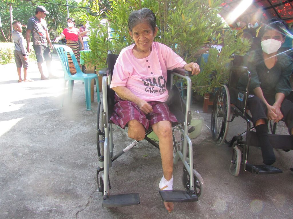 Marcelina Uto (61), salah satu pasien kusta yang datang menjalani pengobatan oleh tim Katamataku, Jumat (27/7/2022).
