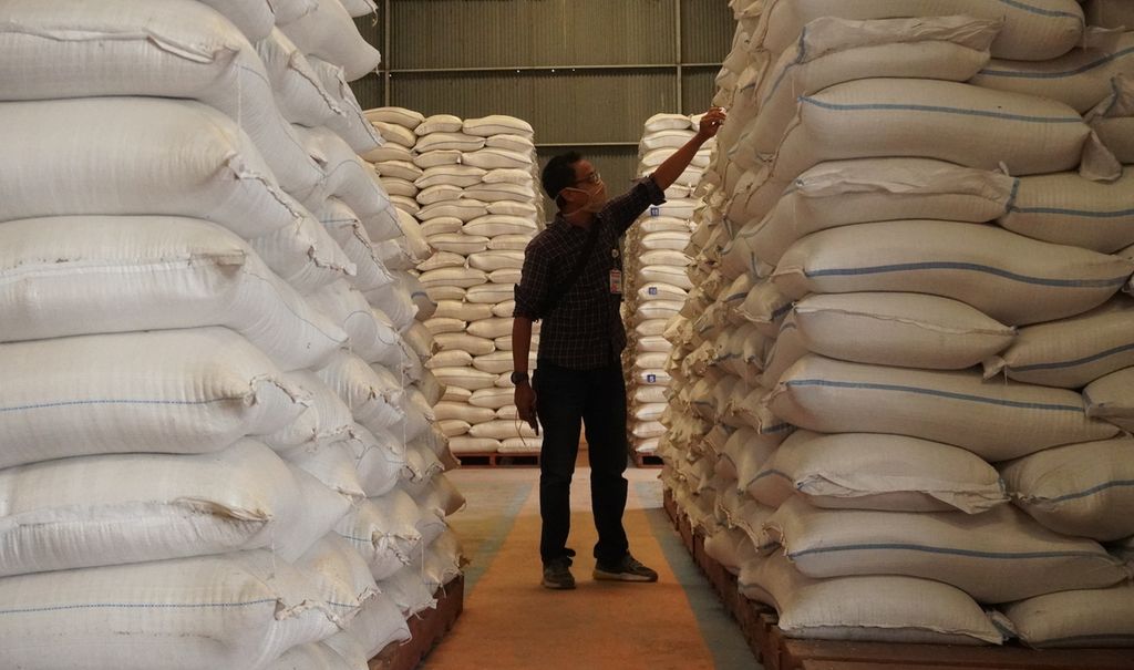 Petugas sedang memeriksa tumpukan karung beras di Gudang Bulog Munjung Agung, Kecamatan Kramat, Kabupaten Tegal, Jateng, Selasa (7/4/2020). Hingga saat ini, Bulog Subdivisi Regional Pekalongan memiliki cadangan beras sebanyak 30.000 ton.