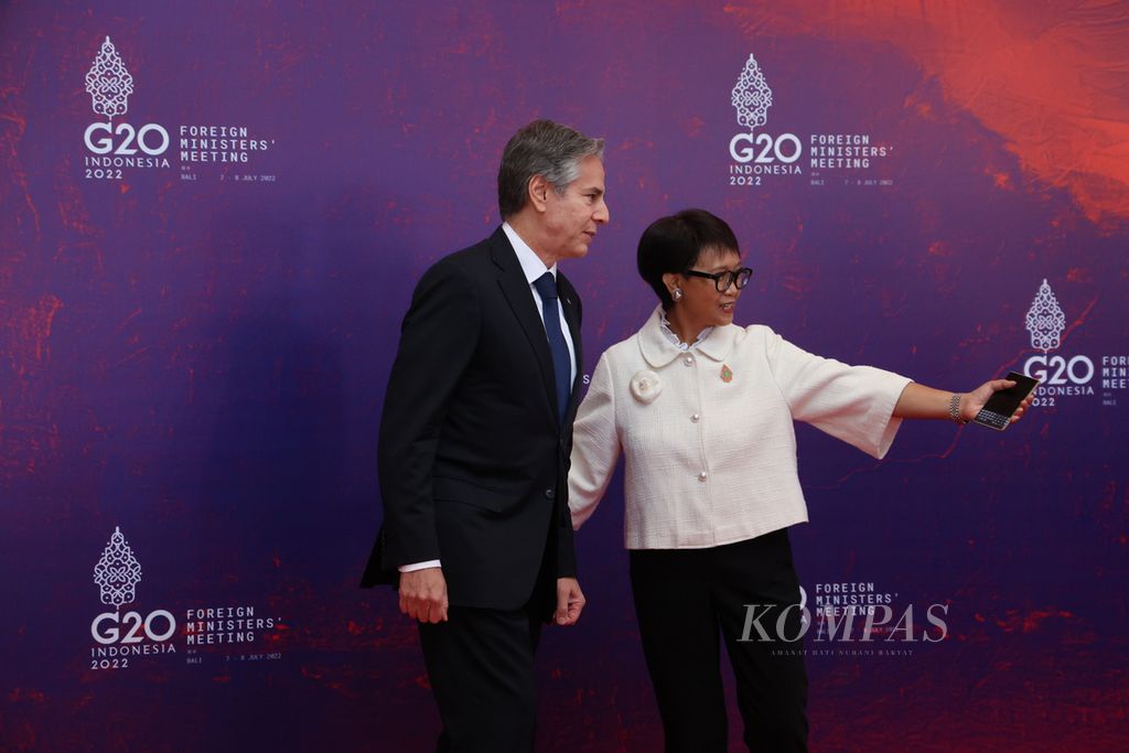 Menteri Luar Negeri RI Retno Marsudi (kanan) menyambut kedatangan Menlu Amerika Serikat Antony Blinken pada Pertemuan Menlu G20 di Nusa Dua, Badung, Bali, Juli 2022.