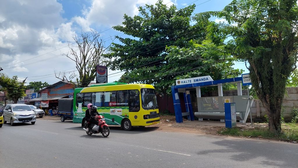 Bus Trans Banjarbakula yang beroperasi di Koridor 3 hendak singgah di Halte Smanda, Kota Banjarmasin, Kalimantan Selatan, Selasa (15/2/2022).