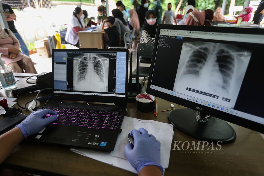 Petugas kesehatan mendata hasil rontgen warga yang mengikuti skrining TBC di RPTRA Pinang Pola, Kecamatan Cilandak, Jakarta Selatan, Kamis (18/1/2024). Puskesmas Cilandak mengadakan skrining tuberkulosis (TBC) dengan pemeriksaan rontgen dada dan mantoux. Kegiatan ini sebagai pencegahan dan memutus mata rantai penularan TBC.