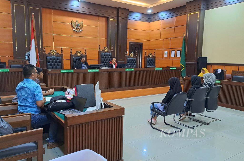 Hakim tunggal Pengadilan Negeri Padang Juandra membacakan hasil putusan dalam sidang tindak pidana ringan tiga wanita penganiaya kucing di Kota Padang, Sumatera Barat, Kamis (7/9/2023). Hakim memvonis para pelaku dengan pidana dua bulan penjara dengan masa percobaan empat bulan.