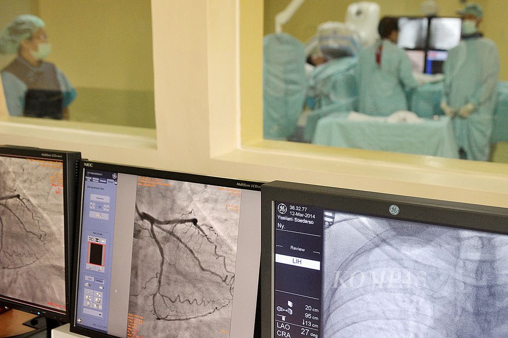 Pemasangan Stent Jantung - Operasi pemasangan stent jantung untuk melebarkan pembuluh darah koroner yang tersumbat kepada salah satu pasien di Rumah Sakit Mitra Keluarga Kelapa Gading, Jakarta, Rabu (12/3). 