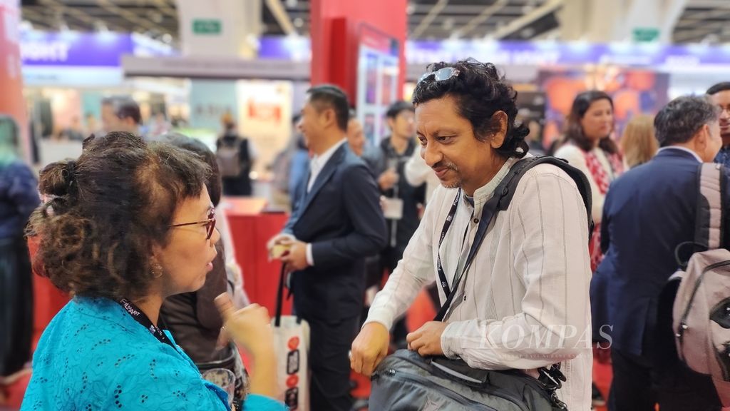 Ayie saat berbincang dengan sutradara Roopak Gogoi dari Shyam Productionz, India, di Hong Kong Filmart.