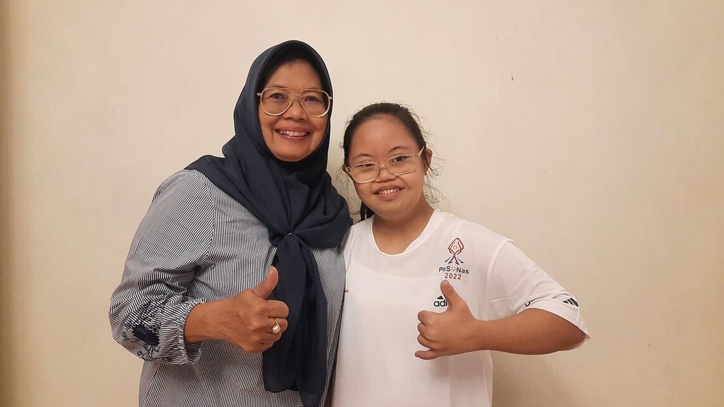 Atlet senam ritmik Special Olympics Indonesia (SOIna), Afra Nada Adistia (26), bersama Ibunya, Endang Troes S, dalam penggalangan dana menuju Special Olympics World Summer Games di Berlin, Jerman, pada 17-25 Juni 2023. Afra telah meraih dua medali emas, yakni dalam Pekan Olahraga Nasional SOIna di Riau pada 2018 serta Pekan Special Olympics Nasional di Semarang pada 2022.