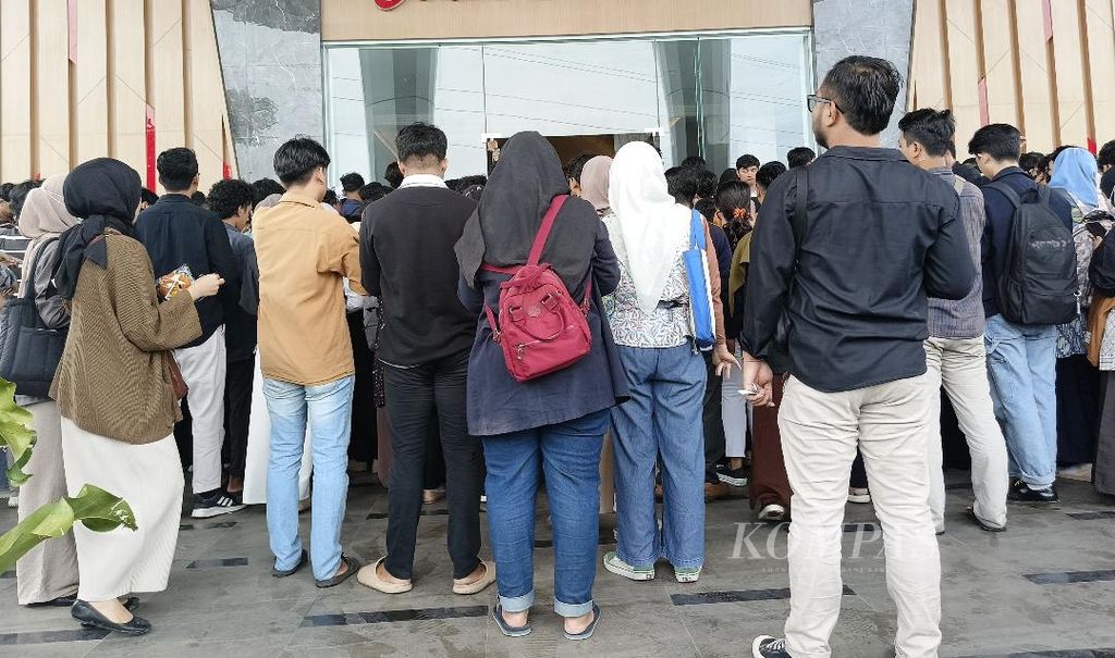 Ribuan orang menunggu giliran untuk masuk ruangan dan mengikuti acara ”Desak Anies” di Rocket Convention Hall di Kecamatan Godean, Kabupaten Sleman, DI Yogyakarta, Selasa (23/1/2024).