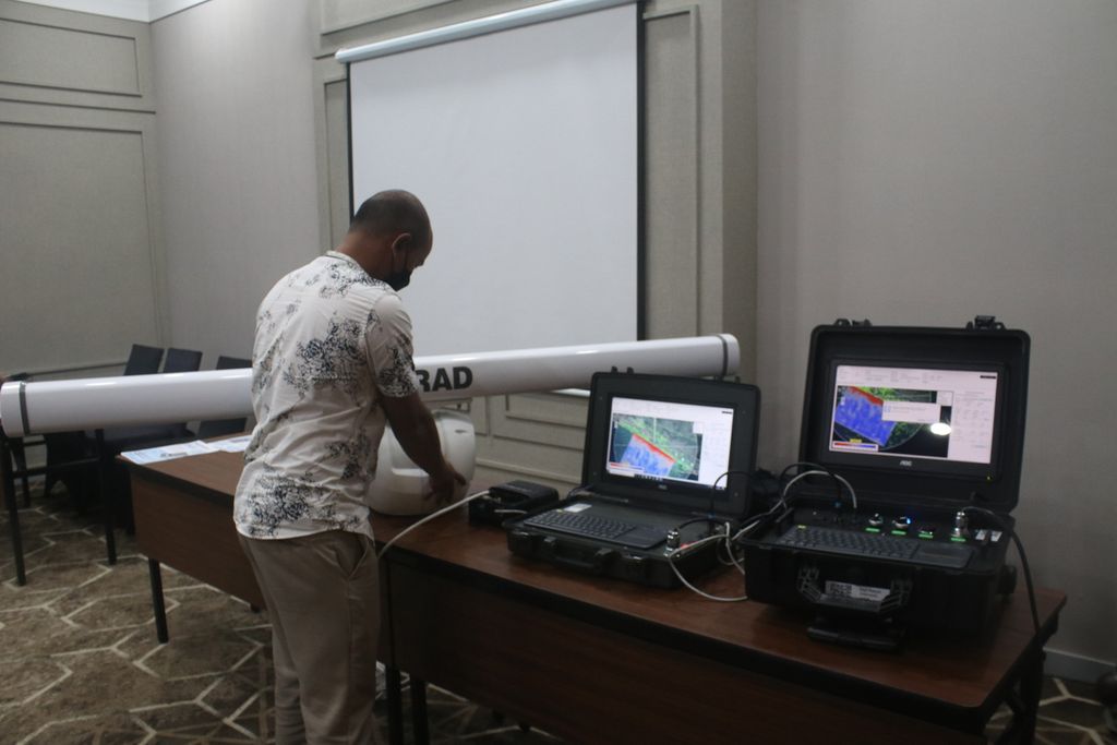 Seorang karyawan PT Bahari Berjaya Indonesia menyetel perlengkapan konsol dan radar dalam Pemaparan teknologi WAVEx RADAR di Hotel Swiss-Belresort Dago Heritage, Kota Bandung, Jawa Barat, Kamis (30/6/2022).