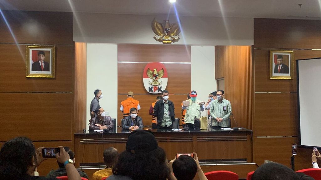 Tim penyidik KPK menunjukkan barang bukti berkaitan dengan operasi tangkap tangan di Pengadilan Negeri Surabaya, Jawa Timur, Kamis (20/1/2022), di Gedung KPK, Jakarta.