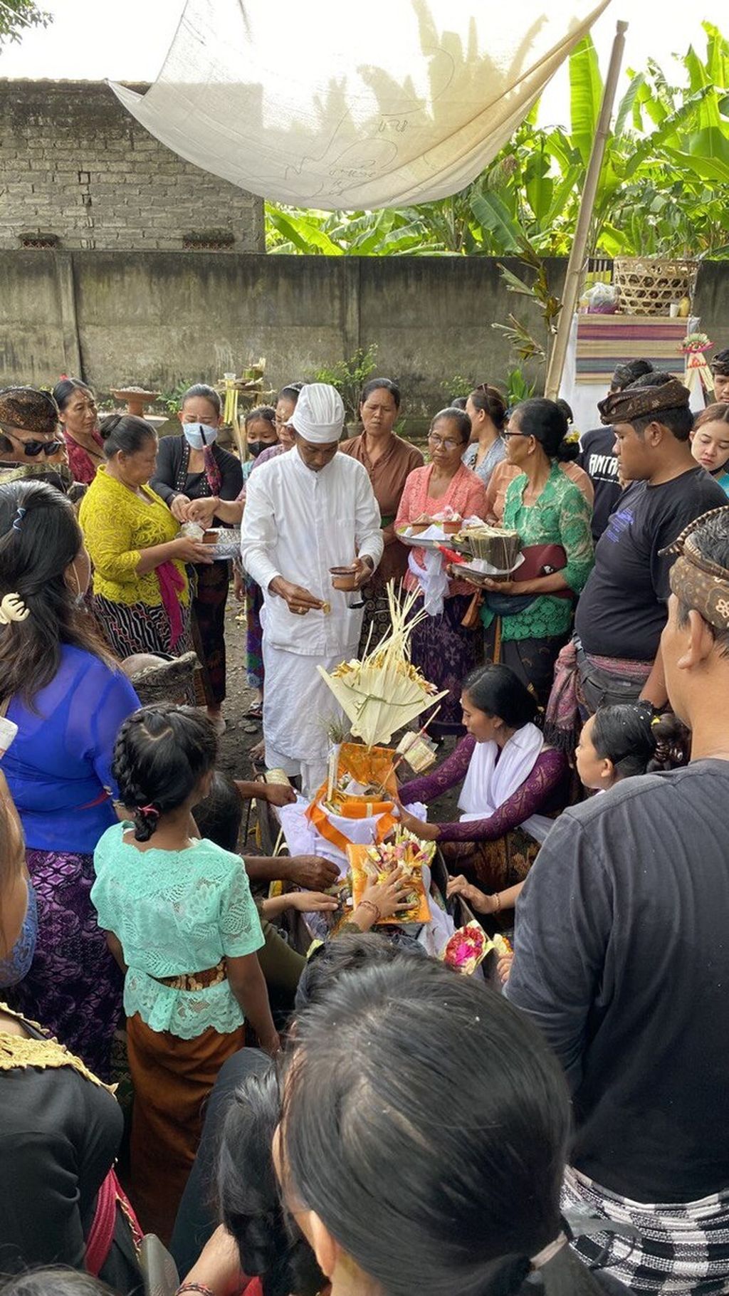 Upacara melepas kematian Ni Ketut Kalih (81) sesaat sebelum dilakukan kremasi di Setra Desa Lelateng, Jembrana, Bali, Minggu (26/03/2023). 