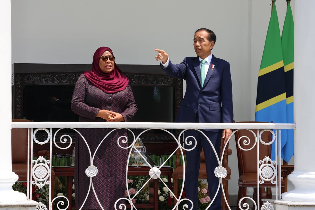 Presiden Joko Widodo dan Presiden Samia Suluhu Hassan melihat-lihat bagian belakang Istana Kepresidenan Bogor dan Kebun Raya Bogor dari beranda Istana Bogor, Kamis (25/1/2024). Pertemuan empat mata di beranda juga menjadi rangkaian acara dalam kunjungan kenegaraan Presiden Tanzania.