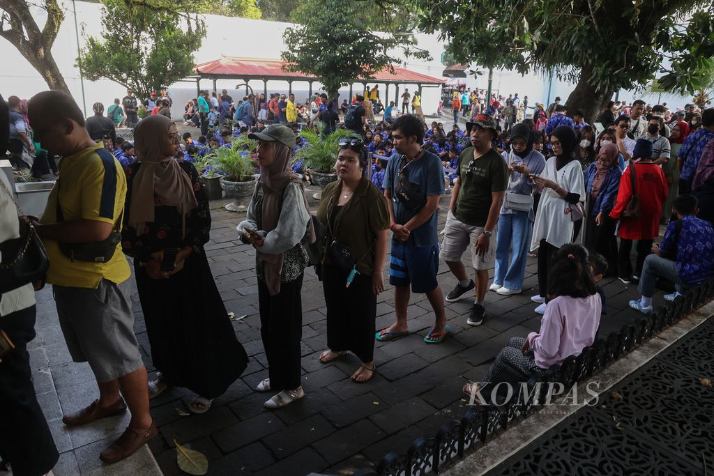 Tourists queue to buy entrance tickets to the Yogyakarta Palace tourist site in Yogyakarta on Sunday (25/6/2023). Various tourist sites in Yogyakarta are crowded with tourists, predominantly school students. The start of the school holidays, which coincides with the beginning of the Idul Adha public holiday, has encouraged an increase in tourist visits and also pushed up hotel occupancy rates in Yogyakarta.
