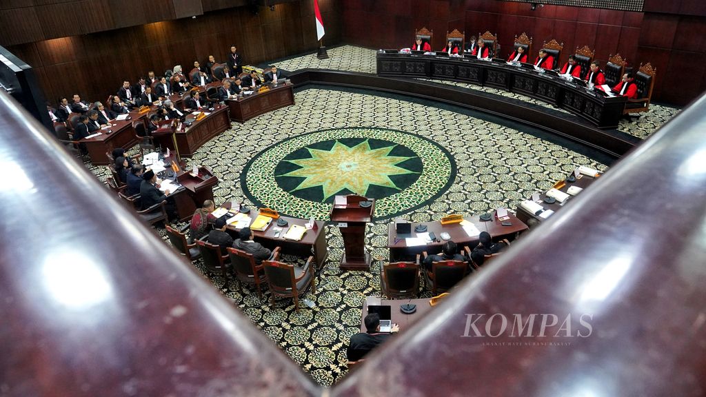 Suasana saat digelar lanjutan sidang perselisihan hasil pemilihan umum (PHPU) dengan agenda menghadirkan empat menteri sebagai saksi di Mahkamah Konstitusi, Jakarta, Jumat (5/4/2024).