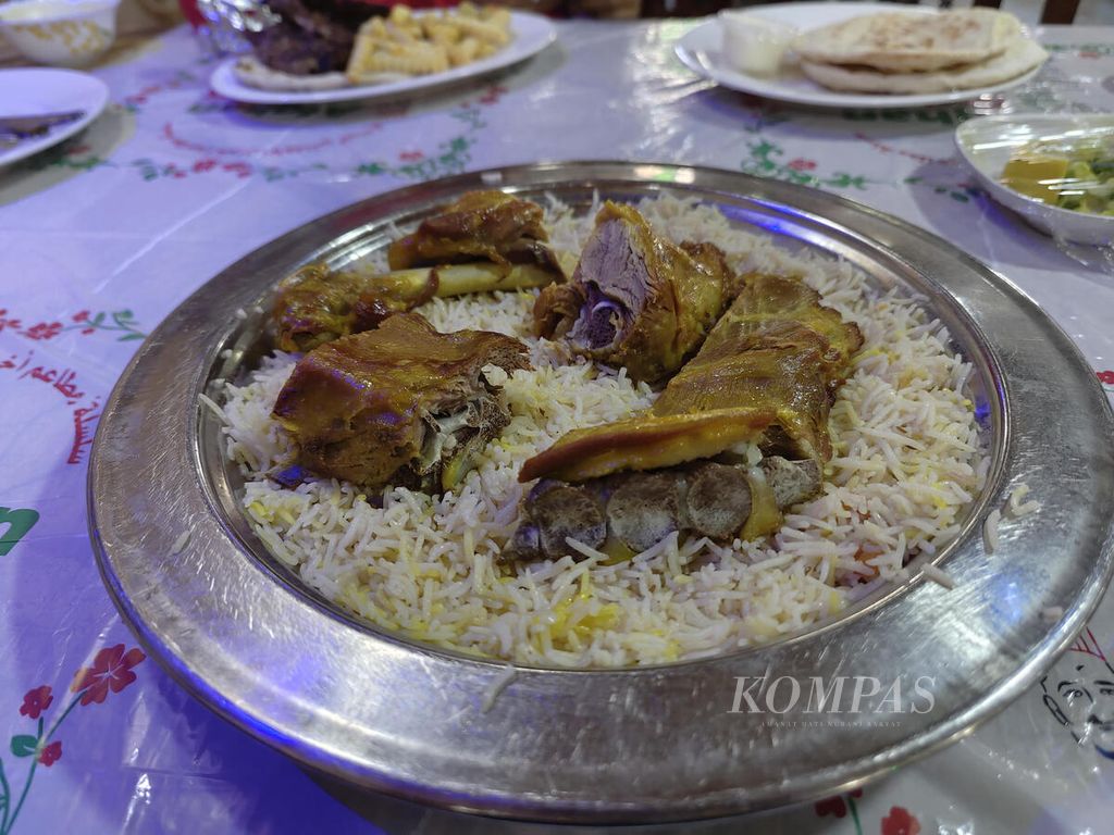Untuk santap koming kuliner qatar Nasi Mandi di Restoran Afghan Brothers. 