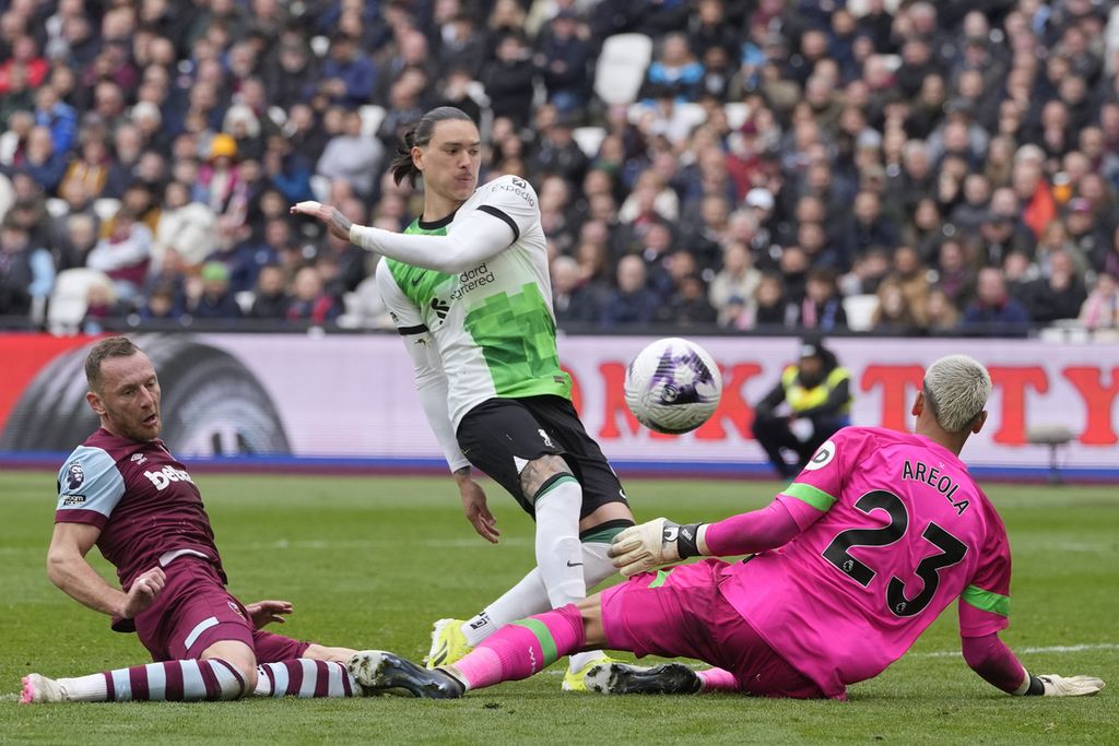 West Ham goalkeeper Alphonse Areola blocked Liverpool striker Darwin Nunez's kick during the Premier League match, Saturday (27/4/2024).