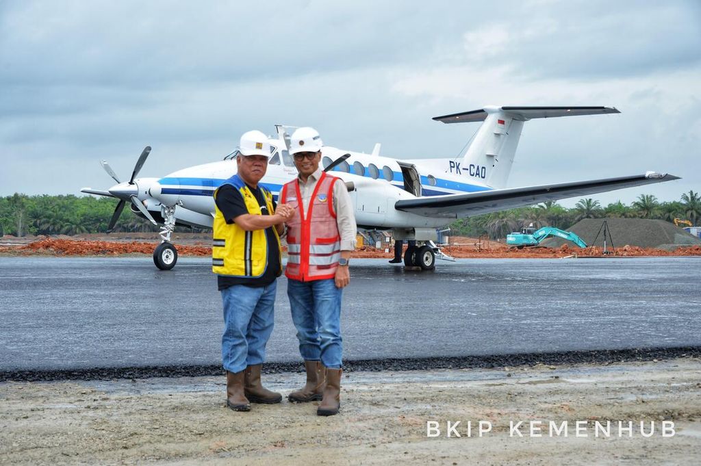 Menteri Pekerjaan Umum dan Perumahan Rakyat (PUPR) Basuki Hadimuljono berjabat tangan dengan Menteri Perhubungan Budi Karya Sumadi dalam uji coba landasan pacu di Bandara Ibu Kota Nusantara, Kalimantan Timur, Minggu (25/8/2024).