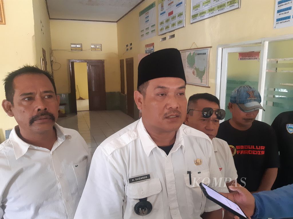Kuwu Bojong Kulon H Sudarso memberikan keterangan terkait dengn perundungan terhadap anak disabilitas, Rabu (21/9/2022), di Desa Bojong Kulon, Kecamatan Susukan, Kabupaten Cirebon, Jawa Barat.