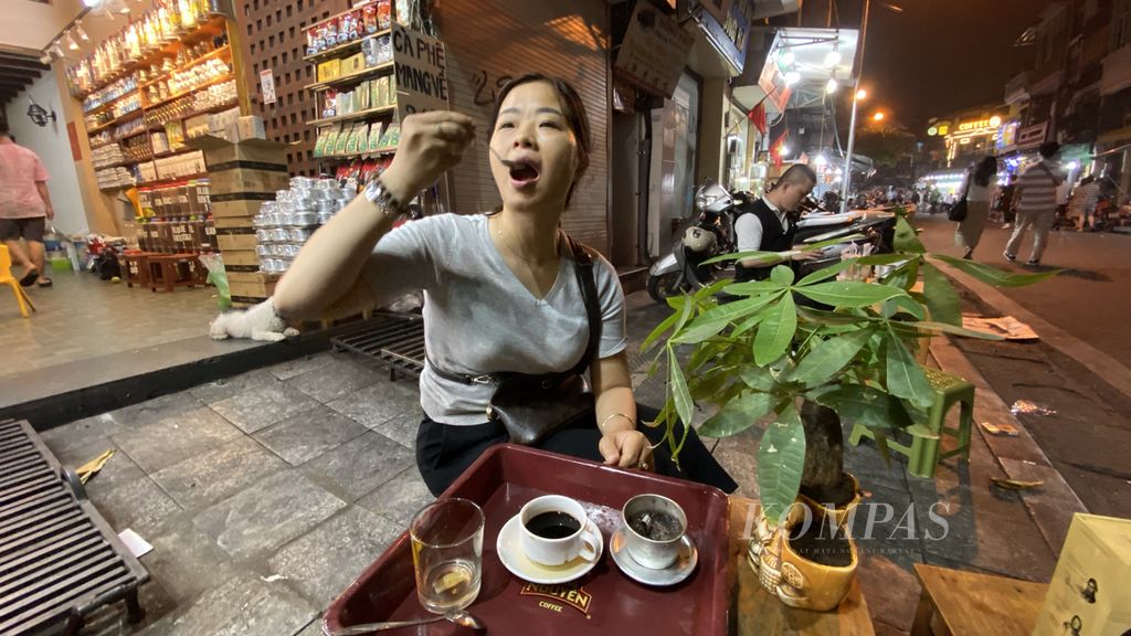 Thuy Ha Dang (45), pemilik Coffee Viet Nam Long Thabh, menemani dan mengajari cara menyeduh dan menikmati kopi tradisional Vietnam lengkap dengan teknik seduh <i>vietnam</i><i>drip</i>, Sabtu (14/4/2022). 