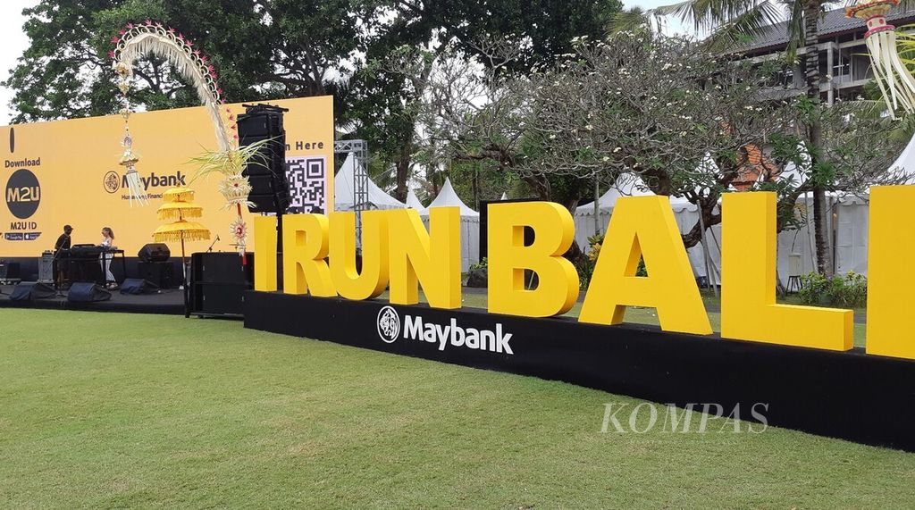 Ajang lomba lari maraton internasional Maybank Marathon 2022 akan digelar di Gianyar, Bali, Minggu (28/8/2022). Suasana di Taman Bhagawan, Nusa Dua, Badung, yang menjadi tempat pengambilan paket lomba Maybank Bali Marathon 2022, Jumat (26/8/2022).