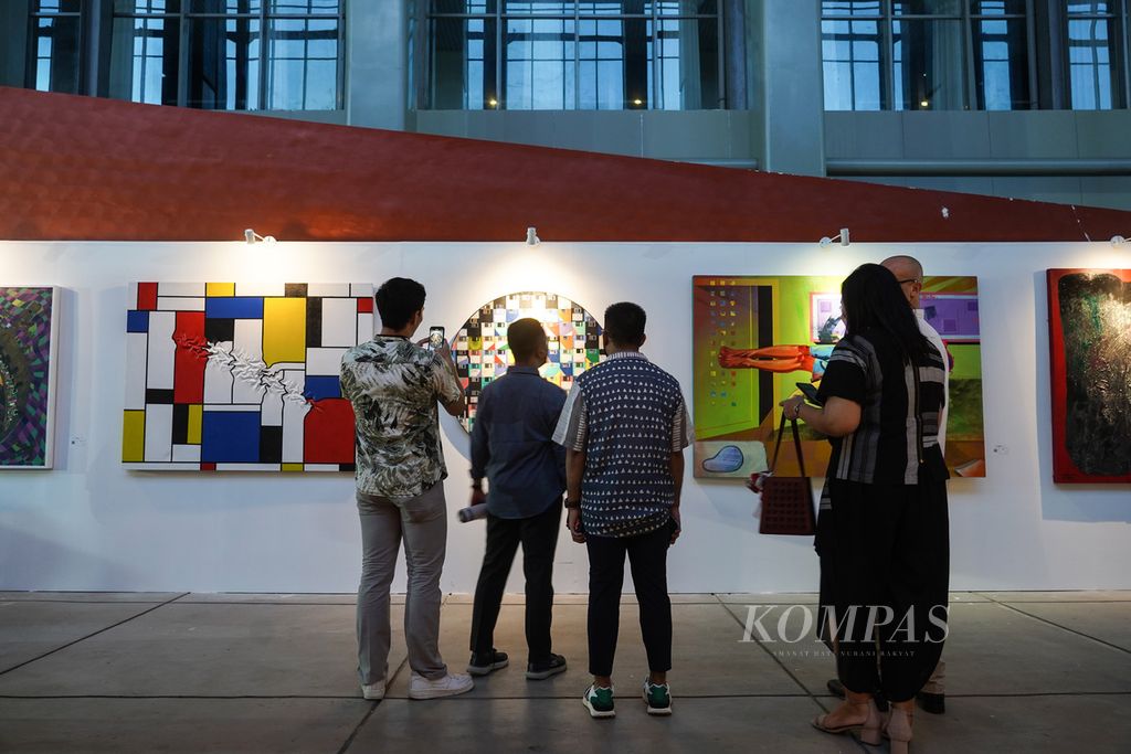Sejumlah karya seni dipamerkan dalam pameran Rekam Masa yang digelar oleh Artopologi di Museum Nasional, Jakarta, Jumat (28/10/2022). Pameran ini mengemas konsep gelar karya seni yang terintegrasi dengan <i>blockchain </i>sehingga bisa dimiliki para pengoleksi dalam bentuk NFT. Pameran ini berlangsung hingga Minggu (6/10/2022). 