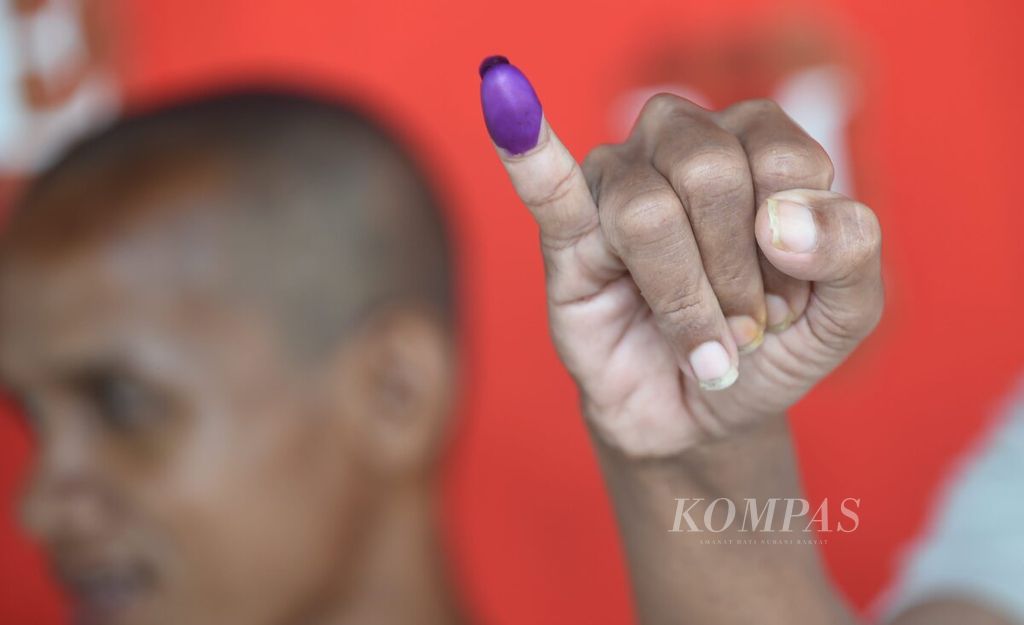 Warga menunjukkan jarinya yang diberi tinta seusai memilih di Tempat Pemungutan Suara (TPS) 901 di Lingkungan Pondok Sosial (Liponsos) Keputih, Surabaya, Rabu (14/2/2024). 