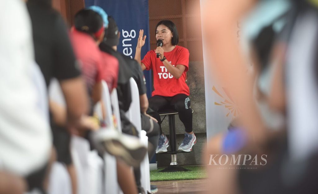 Atlet lari nasional Pretty Sihite membagikan pengalamannya pada The Tour Borobudur Marathon di Lapangan Thor, Kota Surabaya, Jawa Timur, Minggu (14/8/2022).