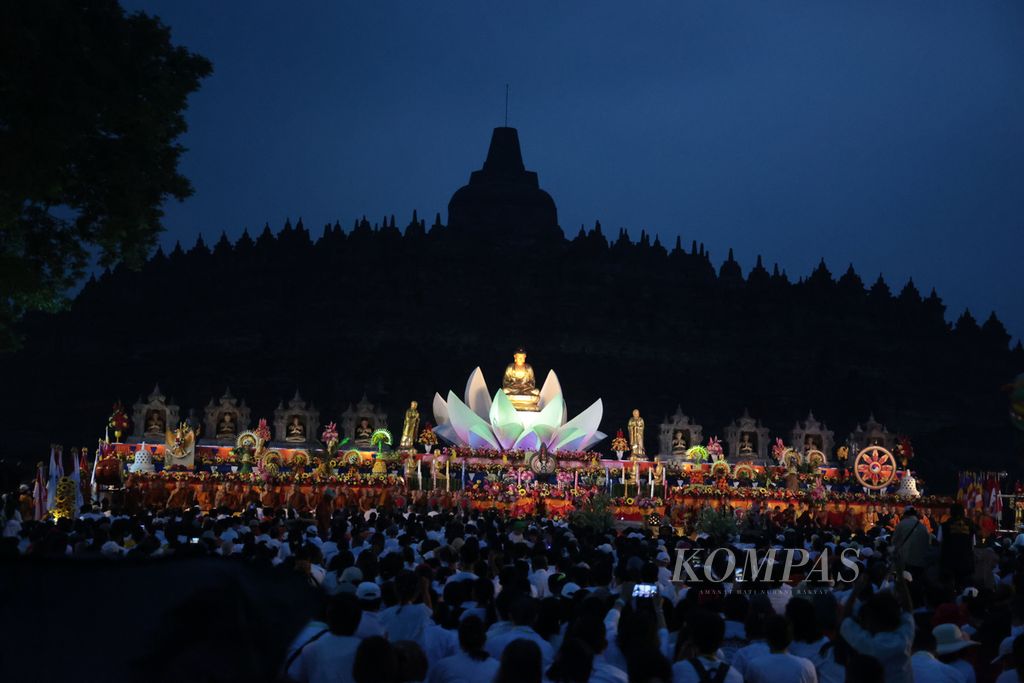 Umat Buddha bersiap menyambut detik-detik Waisak dalam peringatan Tri Suci Waisak 2568 BE/2024 di kompleks Candi Borobudur, Magelang, Jawa Tengah, Kamis (23/5/2024). Candi Borobudur adalah salah satu destinasi wisata yang dikelola Kementerian BUMN dibawah PT Taman Wisata Candi.