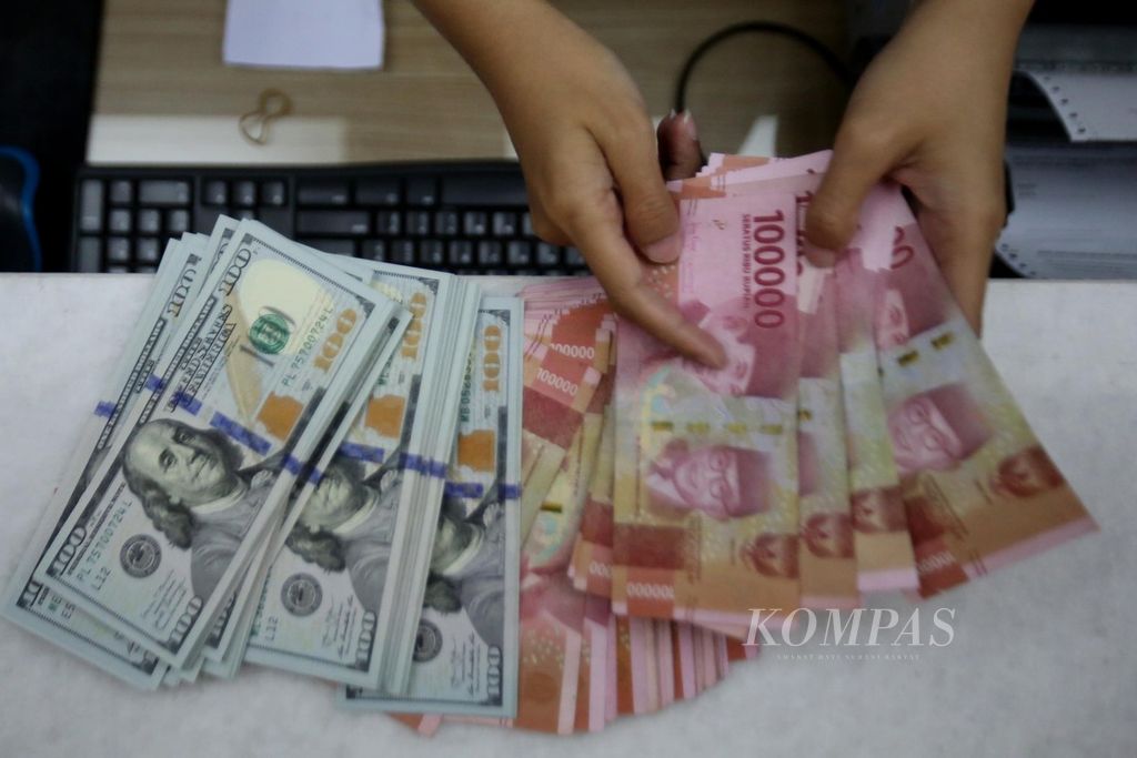 Pegawai perusahaan penukaran uang PT Ayu Masagung, Jakarta, menghitung lembaran rupiah, Selasa (3/9/2024). Berdasarkan kurs referensi Jakarta Interbank Spot Dollar Rate per Selasa, nilai tukar rupiah pada posisi Rp 15.557 per dollar AS atau melemah 21 poin dibandingkan dengan posisi hari sebelumnya.