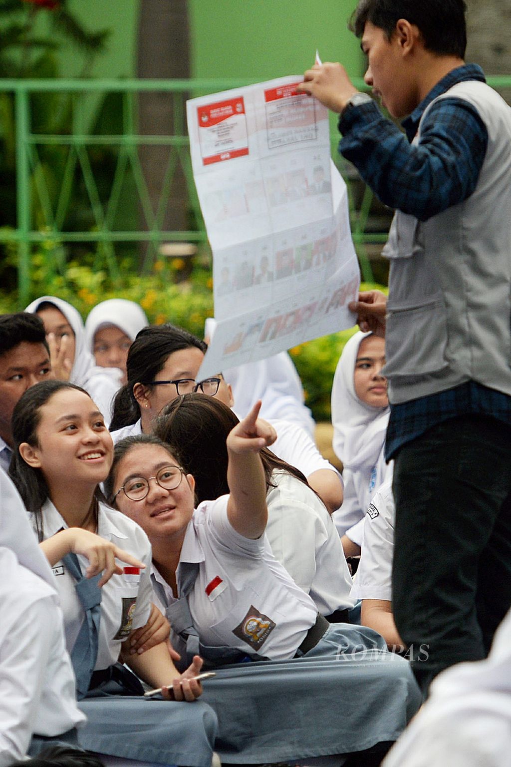 Relawan Demokrasi Komisi Pemilihan Umum (KPU) Jakarta Pusat mengadakan sosialisasi kepada pemilih pemula terkait Pemilu Serentak 2019 di SMA Negeri 4 Jakarta, Jumat (15/2/2019). 