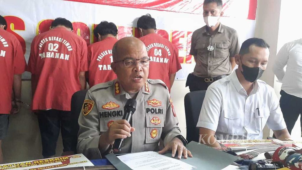 Kepala Kepolisian Resor Metro Bekasi Kota Komisaris Besar Hengki, Senin (14/3/2022), saat jumpa pers terkait pengungkapan kasus kejahatan jalanan di Kota Bekasi, Jawa Barat.