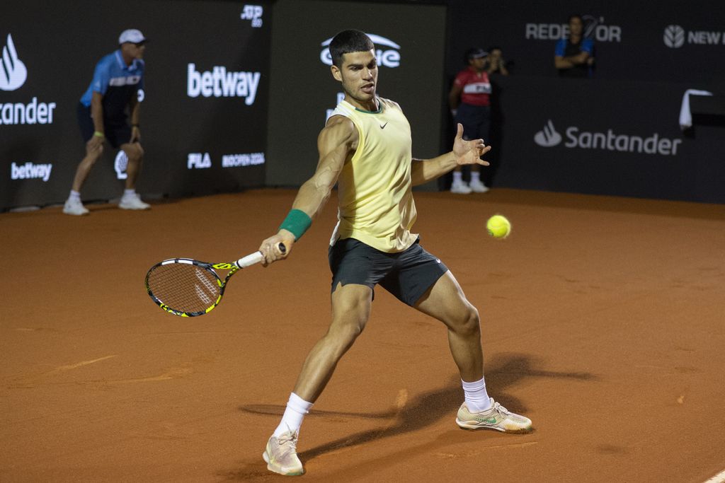 Carlos Alcaraz saat bertanding melawan Thiago Monteiro pada turnamen tenis Rio Terbuka di Rio de Janeiro, Brasil, 20 Februari 2024. 