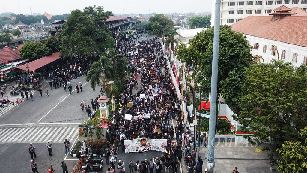 Pengunjuk rasa dari sejumlah elemen menggelar aksi demonstrasi di kawasan Jalan Malioboro, Yogyakarta, Kamis (22/8/2024). 