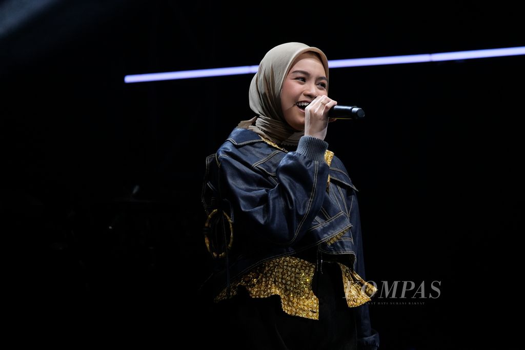 Musisi Salma Salsabil tampil pada Ramadhan Jazz Festival, Sabtu (29/3/2024) malam, di pelataran Masjid Cut Meutia, Jakarta.  
