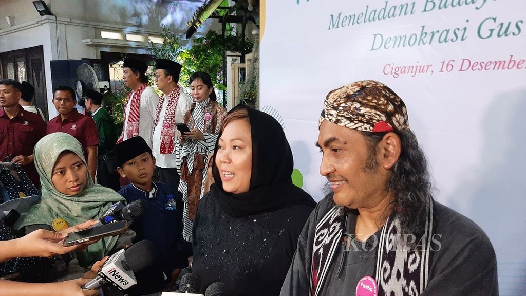 Ketua Panitia Haul 14 Gus Dur Inayah Wulandari Wahid dan budayawan NU, Ngatawi Al Zastrow, saat memberikan keterangan pers peringatan haul ke-14 Presiden ke-4 RI Abdurrahman Wahid, yang digelar pada Sabtu (16/12/2023) di Ciganjur, Jakarta. 