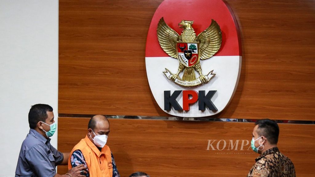 Bupati Pemalang, Jawa Tengah, Mukti Agung Wibowo bersama lima tersangka lainnya dihadirkan dalam konferensi Pers oleh Ketua KPK Firli Bahuri di Gedung Merah Putih KPK di Jakarta, Jumat (12/8/2022) malam.