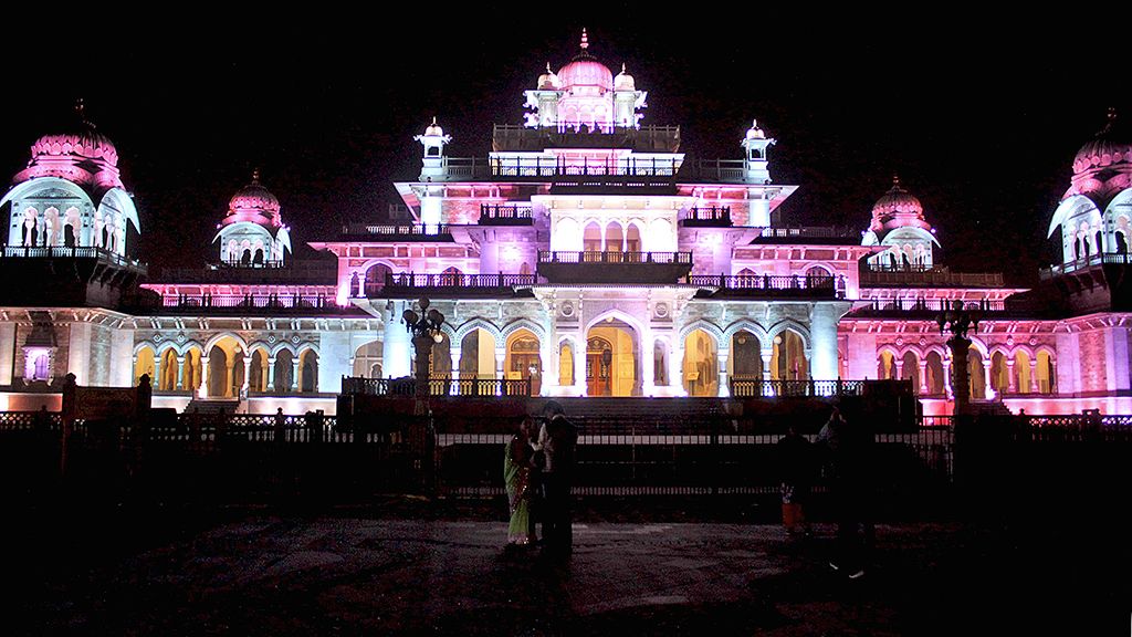 Museum Pusat Jaipur, India, Kamis (8/2) di malam hari penuh dengan cahaya warna-warni yang silih berganti.  
