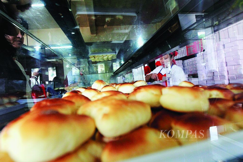 Penjaga melayani pelanggan memilih berbagai rasa roti unyil di Toko "Venus", Kota Bogor, Kamis (8/3/2012). Roti Unyil banyak disukai konsumen karena selain nikmat rasanya juga karena ukurannya yang mungil dan dapat sekali telan.