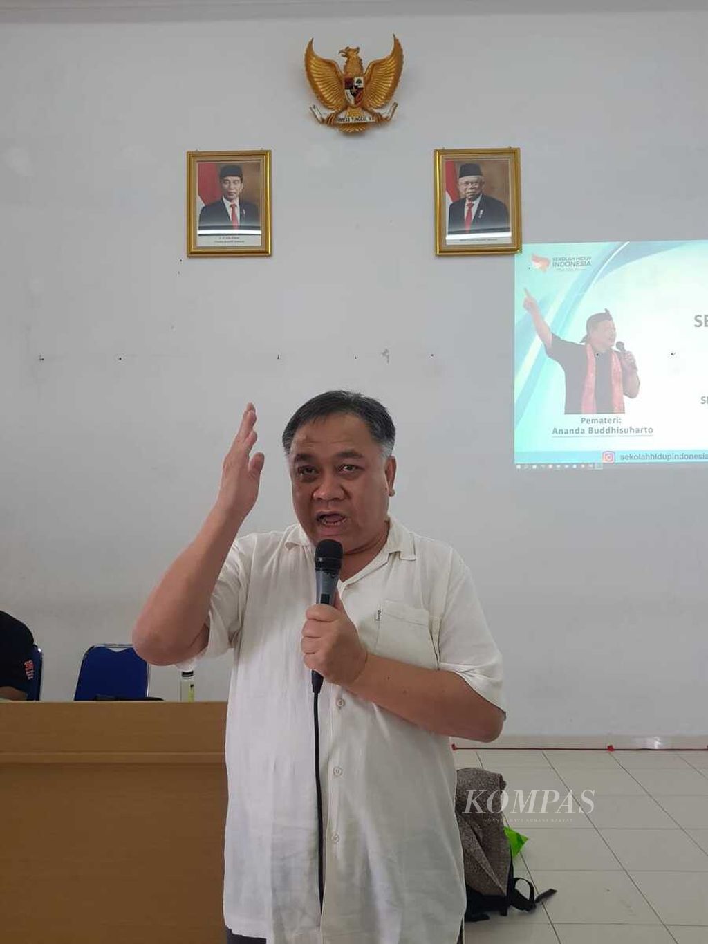 Darmawan Sunarja, Kepala SMK Pariwisata Metland, di gedung SMK Metland, Cileungsi, Kabupaten Bogor, Jawa Barat, Senin (18/12/2023). 