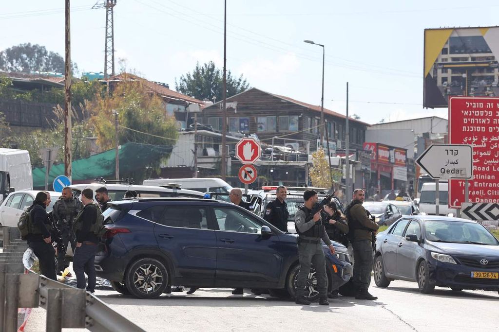 Anggota pasukan keamanan Israel memblokade persimpangan di dekat permukiman Yahudi, Maale Adumim, di wilayah pendudukan Tepi Barat, Senin (5/2/2024). 