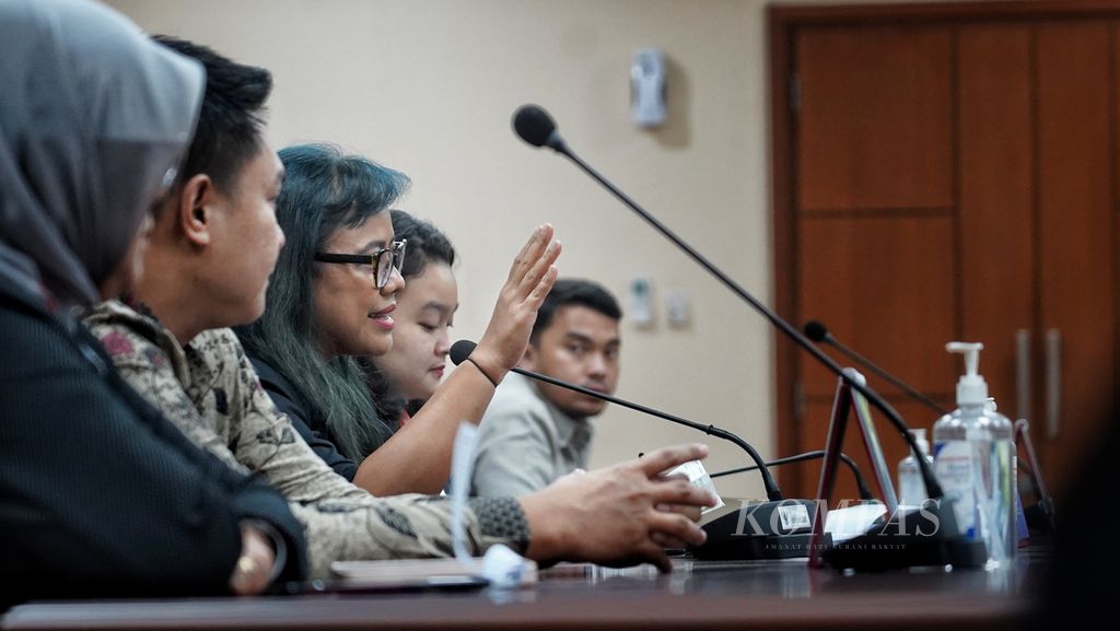Ahli hukum tata negara Bivitri Susanti yang menjadi bagian dari 15 guru besar hukum tata negara memaparkan pelaporan pada sidang etik Majelis Kehormatan Mahkamah Konstitusi (MKMK) di Jakarta, Selasa (31/10/2023). 