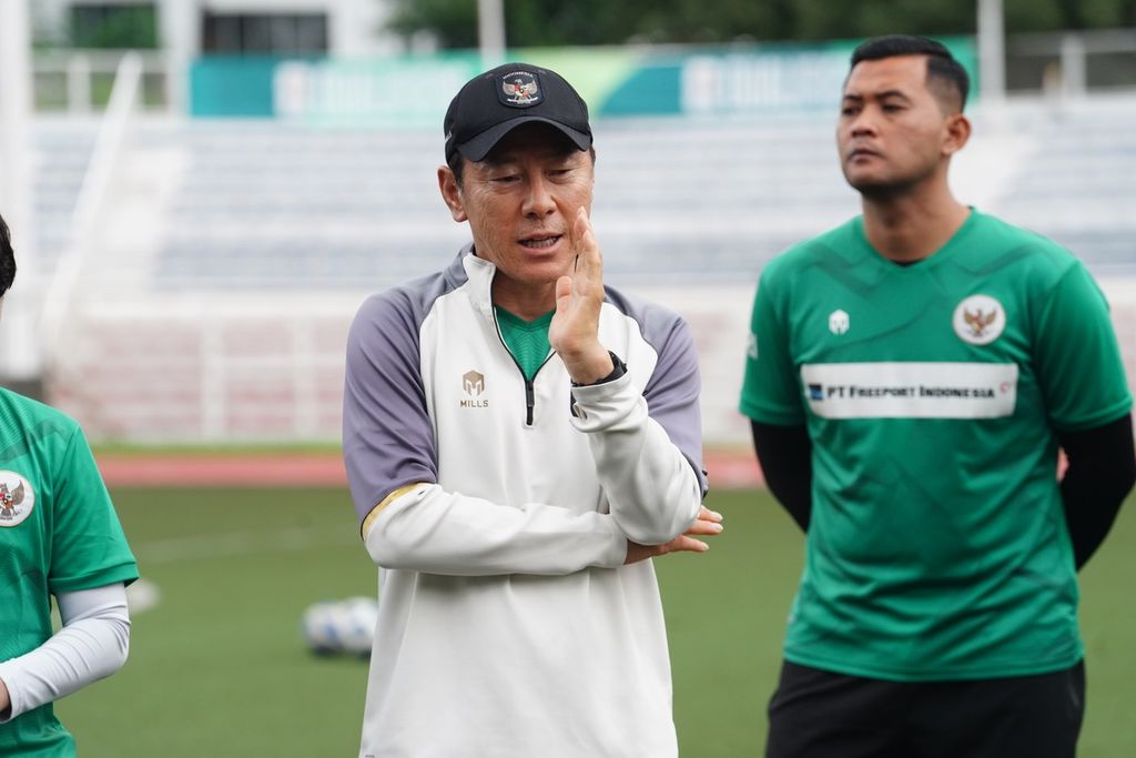 Pelatih timnas Indonesia, Shin Tae-yong, memimpin latihan menjelang laga kedua Grup F kualifikasi Piala Dunia 2026 melawan Filipina di Stadion Rizal Memorial, Manila, Senin (20/11/2023).