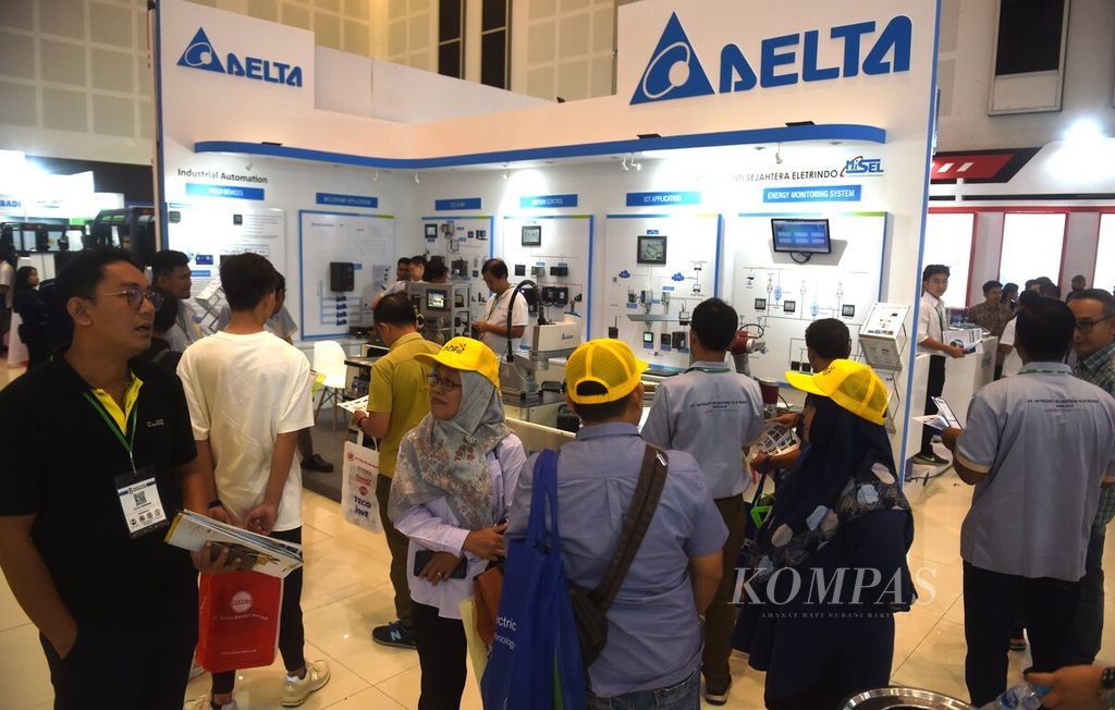 Pengunjung pameran Manufacturing Surabaya di Grand City Convention and Exhibition Center, Surabaya, Kamis (18/7/2024). Pameran digelar pada 17-20 Juli 2024. Manufacturing Surabaya kali ini diikuti 284 perusahaan dari 26 negara dengan beragam produk teknologi. Selain solusi produk dan inovasi teknologi, pameran ini juga menekankan pada peningkatan kualitas SDM melalui program dukungan bagi pengembangan di sektor manufaktur.