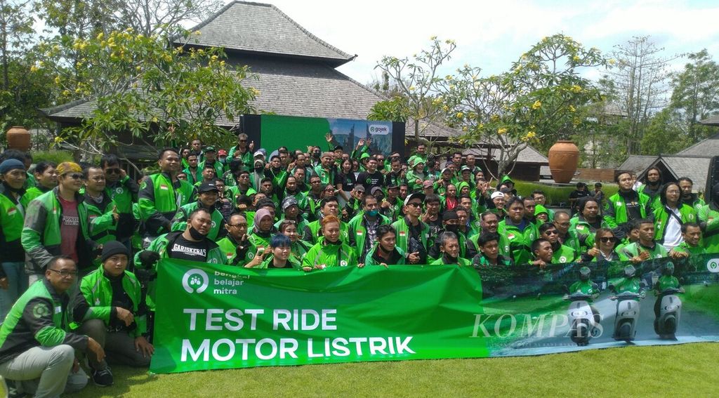 Gojek mengadakan pelatihan bagi mitra GoRide di Bali. Melalui kegiatan Bengkel Belajar Mitra (BBM), yang diselenggarakan di Jimbaran, Kuta Selatan, Badung, Rabu (21/9/2022), Gojek meningkatkan kemampuan para mitra GoRide untuk mendukung kegiatan KTT G20 di Bali.