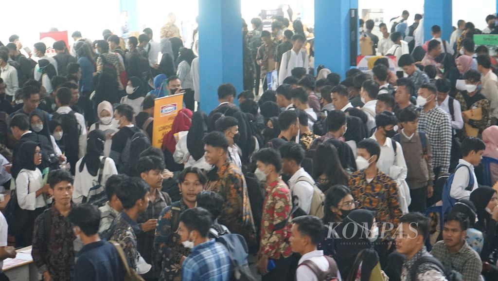 Ribuan orang berkumpul di Aula SMK Negeri 2 Palembang menghadiri pameran bursa kerja, Selasa (18/10/2022). Dalam pameran tersebut, ada 30 perusahaan teknologi dan nonteknologi, yang membuka sekitar 1.000 lowongan kerja. Adapun jumlah pencari kerja mencapai 5.000 orang.