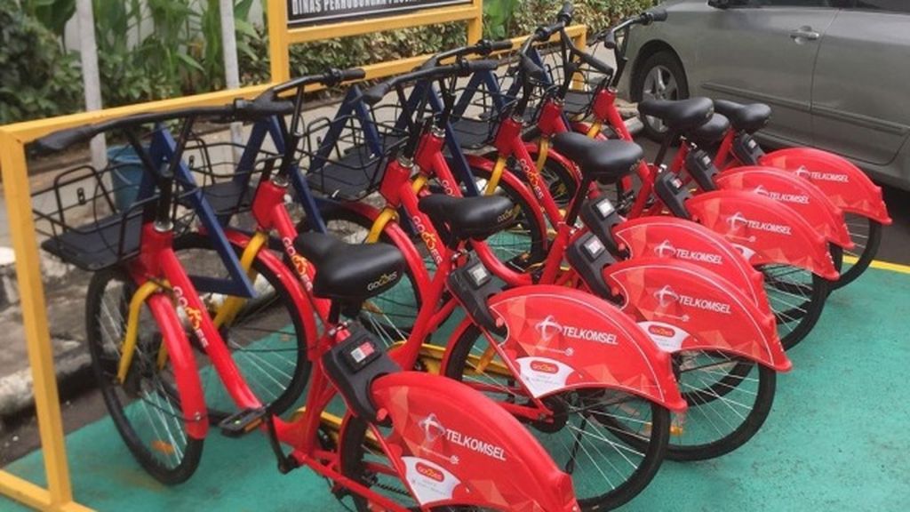 Pemprov DKI dan Dishub DKI Jakarta melakukan uji coba layanan Bike Sharing pada tahun 2020 di Dukuh Atas, Jakarta Pusat. Kondisi sepeda terlihat jauh berbeda dibandingkan saat ini.
