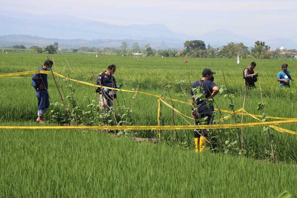 Satuan Reserse Kriminal Polres Tegal melakukan olah tempat kejadian perkara pembunuhan dan mutilasi di area persawahan Desa Jatimulya, Kecamatan Suradadi, Kabupaten Tegal, Jawa Tengah, Kamis (3/3/2022).